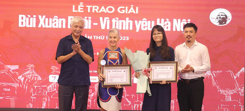 Ban tổ chức trao giải Tác phẩm - Vì tình yêu Hà Nội cho nhóm thực hiện triển lãm ảnh của William E. Crawford - Ảnh: BTC Ban tổ chức trao giải Tác phẩm - Vì tình yêu Hà Nội cho nhóm thực hiện triển lãm ảnh của William E. Crawford - Ảnh: BTC