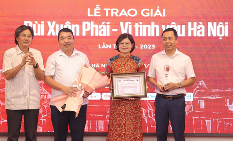 Ban tổ chức trao Giải Ý tưởng - Vì tình yêu Hà Nội - Ảnh: BTC Ban tổ chức trao Giải Ý tưởng - Vì tình yêu Hà Nội - Ảnh: BTC