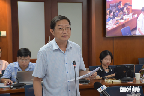 Xe Thành Bưởi 9 tháng bị rút 246 phù hiệu vì vi phạm tốc độ - Ảnh 1. Ông Đỗ Ngọc Hải - trưởng phòng quản lý vận tải Sở Giao thông vận tải TP.HCM - thông tin tại buổi họp báo - Ảnh: TIẾN LONG
