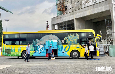 Xe Thành Bưởi 9 tháng bị rút 246 phù hiệu vì vi phạm tốc độ - Ảnh 2. Nhà xe Thành Bưởi lập “bến cóc” dưới dạ cầu Sài Gòn hồi cuối năm 2022 - Ảnh: CHÂU TUẤN