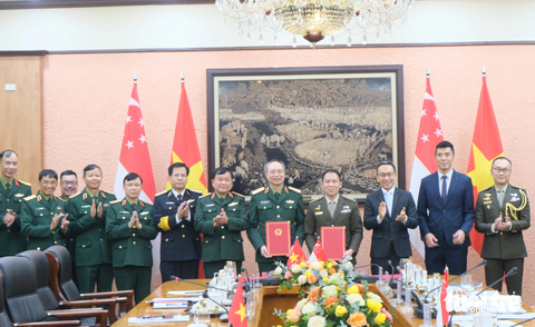 Việt Nam - Singapore ký bản ghi nhớ hợp tác hỗ trợ nhân đạo, cứu trợ thảm họa - Ảnh 5. Ký kết bản ghi nhớ về hợp tác hỗ trợ nhân đạo và cứu trợ thảm họa giữa Văn phòng Ủy ban quốc gia ứng phó sự cố, thiên tai và tìm kiếm cứu nạn của Việt Nam và Trung tâm Điều phối hỗ trợ nhân đạo và cứu trợ thảm họa khu vực của Singapore - Ảnh: HÀ THANH