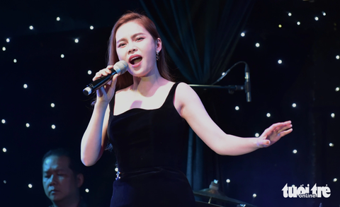 Ca sĩ Giang Hồng Ngọc hát bài Đường xa ướt mưa - Ảnh: T.T.D. Ca sĩ Giang Hồng Ngọc thể hiện bài "Đường xa ướt mưa" - Ảnh: T.T.D.