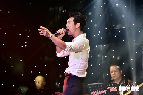 Ca sĩ Song Luân hát Em ơi ở lại - Ảnh: T.T.D. Ca sĩ Song Luân hát "Em ơi ở lại" - Ảnh: T.T.D.