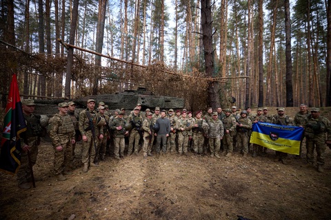 Ukraine tiến quân ở phía nam, nhắm tới chia cắt quân Nga - Ảnh 1. Binh sĩ Ukraine chụp ảnh chung với Tổng thống Volodymyr Zelensky khi ông đến thăm các đơn vị tiền tuyến - Ảnh: REUTERS