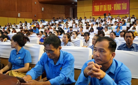 Công nhân than vẫn phải làm giấy xác nhận nơi cư trú - Ảnh 1. Công nhân, người lao động tỉnh Bà Rịa - Vũng Tàu tham gia đối thoại với lãnh đạo tỉnh - Ảnh: Đ.H.