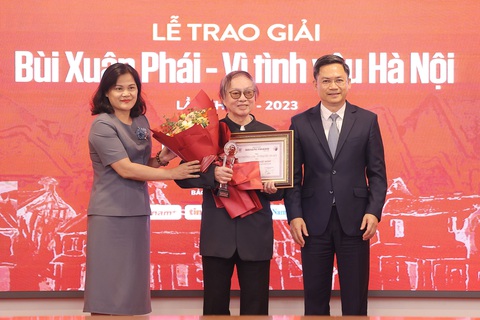 Đạo diễn Đặng Nhật Minh nhận Giải thưởng lớn - Vì tình yêu Hà Nội của Giải thưởng Bùi Xuân Phái - Vì tình yêu Hà Nội - Ảnh: BTC Đạo diễn Đặng Nhật Minh nhận Giải thưởng lớn - Vì tình yêu Hà Nội của Giải thưởng Bùi Xuân Phái - Vì tình yêu Hà Nội - Ảnh: BTC
