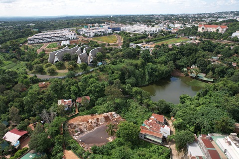 Mới đây, UBND TP Buôn Ma Thuột, Đắk Lắk yêu cầu Trung Nguyên đẩy nhanh tiến độ, xây kè ở đuôi dự án để chống sạt lở - Ảnh: TRUNG TÂN Mới đây, UBND TP Buôn Ma Thuột, Đắk Lắk yêu cầu Trung Nguyên đẩy nhanh tiến độ, xây kè ở đuôi dự án để chống sạt lở - Ảnh: TRUNG TÂN