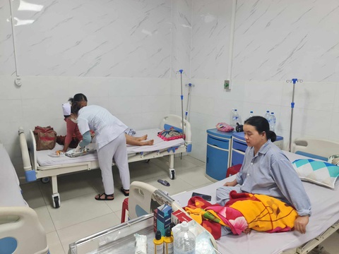 Hai nữ lao công quét rác bị bắn nhiều phát đạn lúc rạng sáng - Ảnh 1. Hai nữ lao công đang nằm viện điều trị - Ảnh: TRẦN MAI