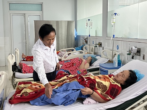 Hai nữ lao công bị bắn kể gì? - Ảnh 1. Chị Lưu đã được phẫu thuật, lấy viên đạn găm trong đùi, hiện đang nằm điều trị ở phòng hồi sức tích cực - Ảnh: TRẦN MAI