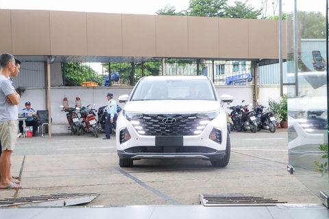Loạt xe 'giá rẻ giật mình' ở Việt Nam: Mazda CX-5 mở màn 'phá giá', Custin phá thế độc tôn Carnival - Ảnh 5. Hyundai Custin có kích thước nằm giữa Kia Carnival và Toyota Innova. Đáng chú ý, giá bán của Custin có thể thấp hơn Innova mới sắp ra mắt - Ảnh: Đại lý Hyundai/Facebook