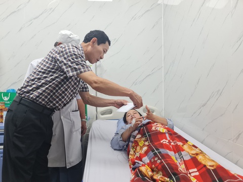 Hai nữ lao công bị bắn: May mắn đạn không đụng dây thần kinh, mạch máu - Ảnh 1. Ông Võ Thanh An thăm hỏi và trao quà của bí thư Tỉnh ủy Quảng Ngãi cho lao công Lưu - Ảnh: TRẦN MAI