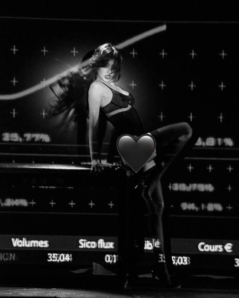 Lisa tung ảnh làm crazy girl cực táo bạo, gọi đây là trải nghiệm tuyệt vời - Ảnh 1. Lisa tung ảnh làm crazy girl cực táo bạo, gọi đây là trải nghiệm tuyệt vời - Ảnh 1.