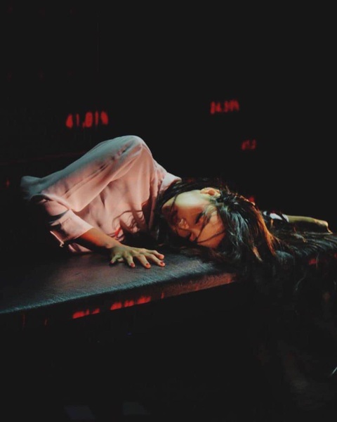 Lisa tung ảnh làm crazy girl cực táo bạo, gọi đây là trải nghiệm tuyệt vời - Ảnh 5. Lisa hát, nhảy và khoe biểu cảm sexy trên sân khấu