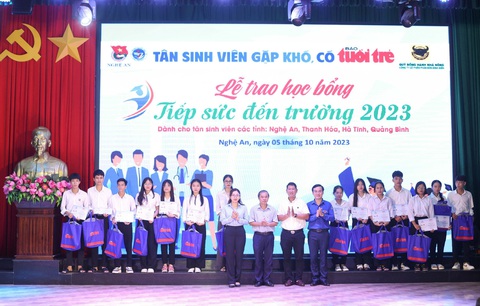 Các đại biểu chụp ảnh lưu niệm với các tân sinh viên tỉnh Quảng Bình nhận học bổng Tiếp sức đến trường - Ảnh: NGUYỄN KHÁNH Các đại biểu chụp ảnh lưu niệm với các tân sinh viên tỉnh Quảng Bình nhận học bổng Tiếp sức đến trường - Ảnh: NGUYỄN KHÁNH