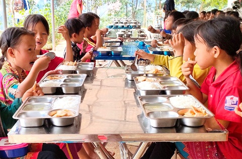 Bữa trưa của các học sinh huyện biên giới Mường Lát (Thanh Hóa) đã đủ dinh dưỡng nhờ dự án “Cùng nhau nuôi em Mường Lát” - Ảnh: C.K. Bữa trưa của các học sinh huyện biên giới Mường Lát (Thanh Hóa) đã đủ dinh dưỡng nhờ dự án “Cùng nhau nuôi em Mường Lát” - Ảnh: C.K.