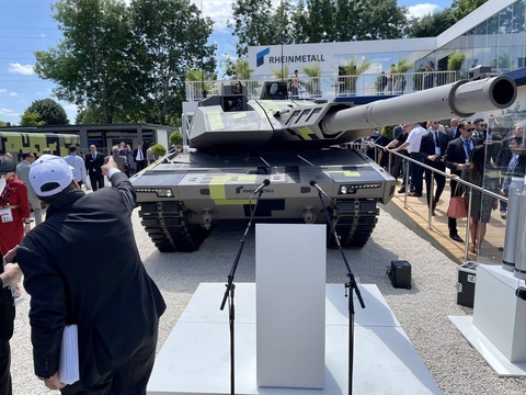 Xe tăng Panther do tập đoàn quốc phòng Rheinmetall sản xuất. Tập đoàn này đang hướng đến việc xây dựng nhà máy sản xuất xe tăng ở Ukraine - Ảnh: DEFENSE NEWS Xe tăng Panther do tập đoàn quốc phòng Rheinmetall sản xuất. Tập đoàn này đang hướng đến việc xây dựng nhà máy sản xuất xe tăng ở Ukraine - Ảnh: DEFENSE NEWS