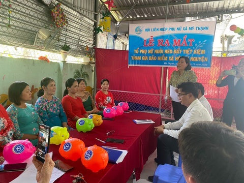 Sáng taọ các mô hình an sinh - Ảnh 1. Hội viên phụ nữ tham gia “Nuôi heo đất tiết kiệm tham gia bảo hiểm xã hội tự nguyện” tại tỉnh Long An - Ảnh: Bảo hiểm xã hội Việt Nam