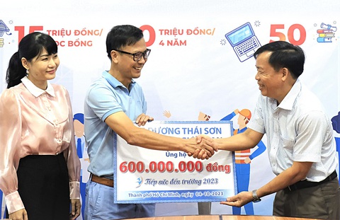 Ông Dương Thái Sơn (phải) trao 600 triệu đồng mà ông và bạn bè ủng hộ chương trình Tiếp sức đến trường năm 2023 - Ảnh: VŨ THỦY Ông Dương Thái Sơn (phải) trao 600 triệu đồng mà ông và bạn bè ủng hộ chương trình Tiếp sức đến trường năm 2023 - Ảnh: VŨ THỦY
