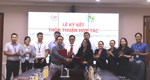 Trường ĐH Quy Nhơn hợp tác đào tạo cùng Tập đoàn Việt Úc - Ảnh 1. Đại diện Trường ĐH Quy Nhơn và Tập đoàn Việt Úc ký kết hợp tác - Ảnh: THANH TRÀ