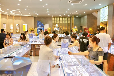 Bài học từ thành tựu trọn đời ‘nữ tướng’ của PNJ - Ảnh 4. Theo Brand Finance công bố, giá trị thương hiệu PNJ năm 2023 là 428,43 triệu USD, tăng 17% so với năm 2022 và tăng 44% so với năm 2020 - Ảnh: HOÀNG TÂM