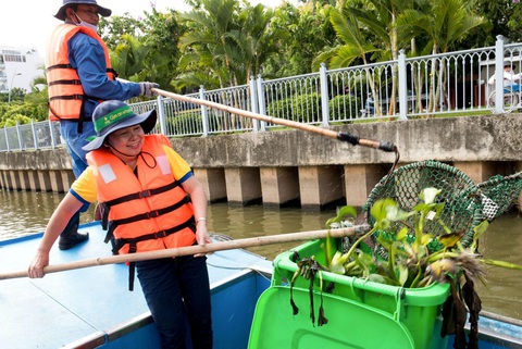 Bài học từ thành tựu trọn đời ‘nữ tướng’ của PNJ - Ảnh 5. Bà Dung rất đỗi đời thường và bình dị trong những hoạt động xã hội, môi trường và chương trình thiện nguyện - Ảnh: HOÀNG TÂM