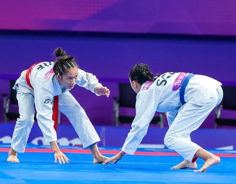 Asiad 19: Phùng Thị Huệ đoạt huy chương đồng Ju Jitsu - Ảnh 2. Võ sĩ Phùng Thị Huệ (bìa trái) giành HCĐ Ju jitsu - Ảnh: QUÝ LƯỢNG