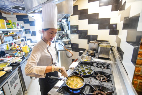 Đầu bếp khách sạn Grand chế biến chả giò - Ảnh: QUANG ĐỊNH Đầu bếp khách sạn Grand chế biến chả giò - Ảnh: QUANG ĐỊNH