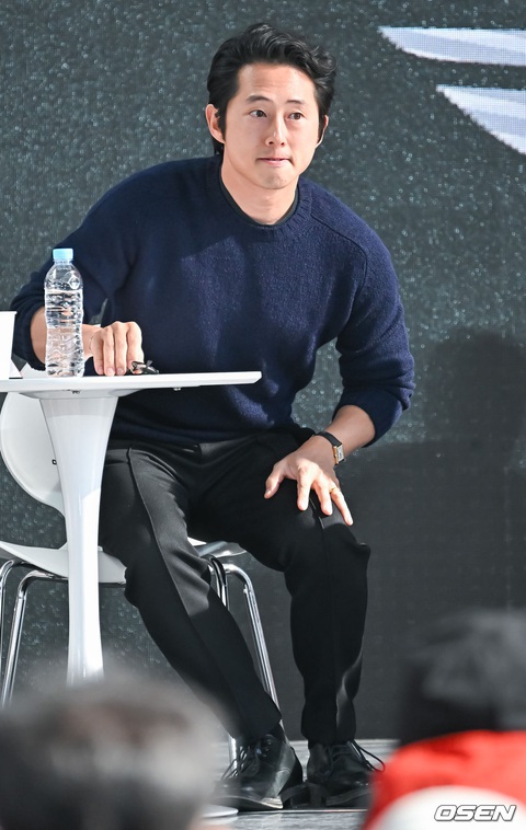 Phạm Băng Băng 'lạc quẻ' trên thảm đỏ LHP Busan 2023 - Ảnh 9. Nam diễn viên Stephen Yun nổi tiếng với vai diễn trong Beef, Minari cũng góp mặt