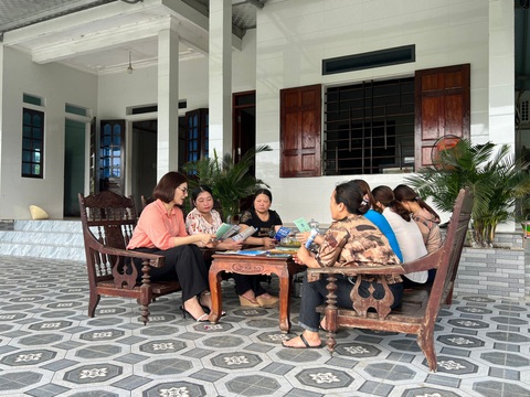 Sáng taọ các mô hình an sinh - Ảnh 2. Tham gia Câu lạc bộ Vườn rau an sinh, các hội viên phụ nữ tại xã Tượng Sơn (tỉnh Hà Tĩnh) ngày càng hiểu rõ hơn về chính sách bảo hiểm xã hội tự nguyện, từ đó yên tâm và tích cực tham gia bảo hiểm xã hội tự nguyện - Ảnh: Bảo hiểm xã hội Việt Nam