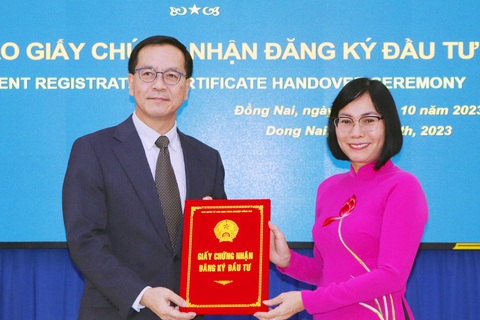 Doanh nghiệp Nhật Bản tăng vốn đầu tư lên gần 670 triệu USD - Ảnh 1. Phó chủ tịch UBND tỉnh Đồng Nai Nguyễn Thị Hoàng trao giấy chứng nhận cho dự án Công ty TNHH SMC Manufacturing Việt Nam với việc tăng vốn đầu tư thêm 120 triệu USD - Ảnh: AN BÌNH