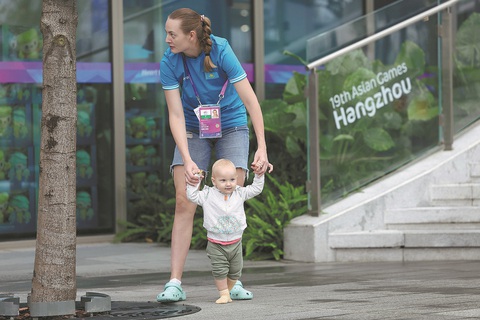 VĐV đấu kiếm Ulyana Pistsova thường dẫn cô con gái dạo quanh làng VĐV Asiad 19 - Ảnh: WEI XIAOHAO/CHINA DAILY VĐV đấu kiếm Ulyana Pistsova thường dẫn cô con gái dạo quanh làng VĐV Asiad 19 - Ảnh: WEI XIAOHAO/CHINA DAILY