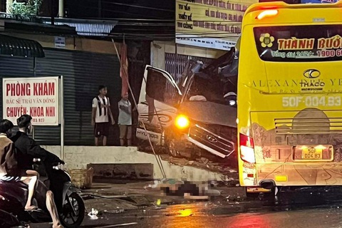 Dữ liệu hành trình và sinh mệnh con người - Ảnh 1. Hiện trường vụ tai nạn giữa xe khách giường nằm và xe 16 chỗ khiến 4 người chết, nhiều người bị thương - Ảnh: A.B.