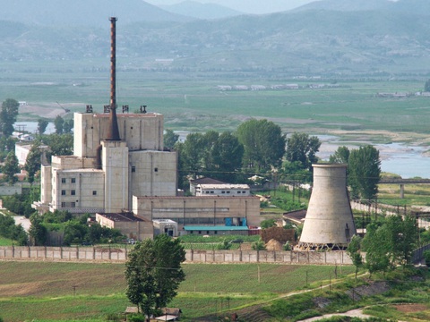 Báo Hàn: Triều Tiên dừng lò phản ứng 5 megawatt, 'không loại trừ khả năng thử hạt nhân' - Ảnh 1. Nhà máy hạt nhân của Triều Tiên ở Yongbyon trong ảnh chụp tháng 6-2008 - Ảnh: REUTERS/KYODO