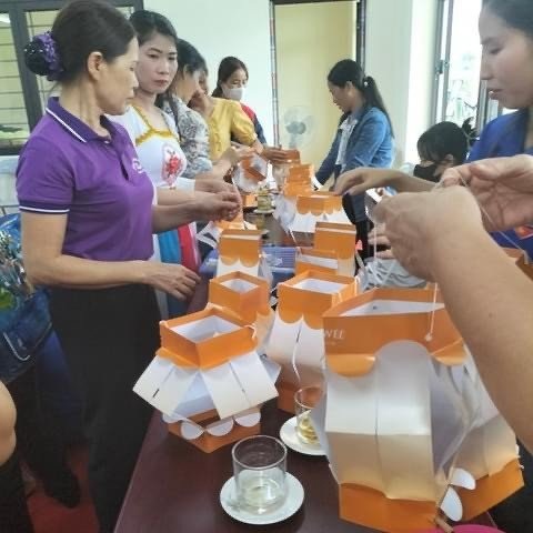 Snowee Gelato lan tỏa ‘niềm vui trăng thu’ đến các em nhỏ khó khăn - Ảnh 4. Snowee chuẩn bị lồng đen trong chương trình "Đêm hội trăng rằm" tại tỉnh An Giang