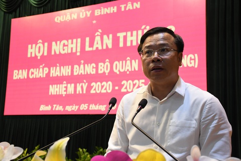 Quận Bình Tân: Tỉ lệ giải ngân đầu tư công 9 tháng năm 2023 đạt 68% - Ảnh 2. Bí thư Quận ủy quận Bình Tân Huỳnh Khắc Điệp báo cáo tại hội nghị - Ảnh: N.A
