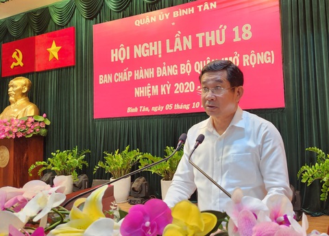Quận Bình Tân: Tỉ lệ giải ngân đầu tư công 9 tháng năm 2023 đạt 68% - Ảnh 1. Tỉ lệ giải ngân đầu tư công là một trong những mặt đạt được của quận Bình Tân mà Ủy viên Ban thường vụ Thành ủy TP.HCM Dương Ngọc Hải đánh giá cao - Ảnh: ÁI NHÂN