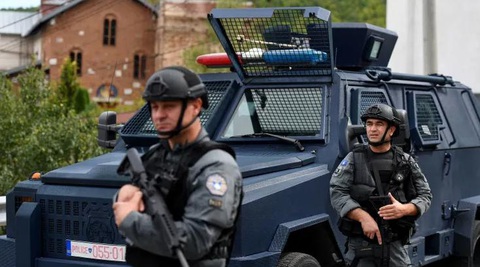Châu Âu lo lắng trước 'thùng thuốc súng' Serbia-Kosovo - Ảnh 1. Cảnh sát đặc biệt Kosovo đứng gác tại khu vực xung quanh Tu viện Banjska ở Banjska, phía bắc Kosovo, cách biên giới với Serbia khoảng 15km, ngày 27-9 - Ảnh : AFP