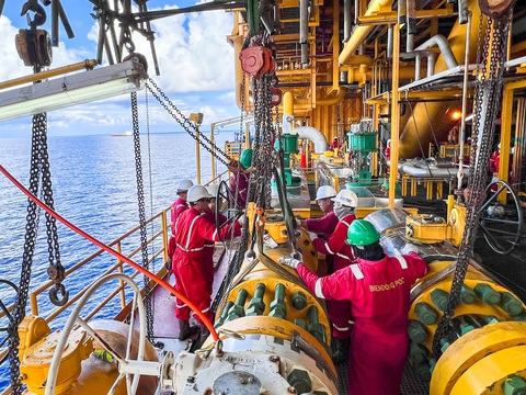 Tổng giám đốc Petrovietnam: ‘Đặt mục tiêu tăng trưởng không phải vì thành tích’ - Ảnh 5. Người lao động BIENDONG POC tiến hành bảo dưỡng thiết bị trên giàn Hải Thạch