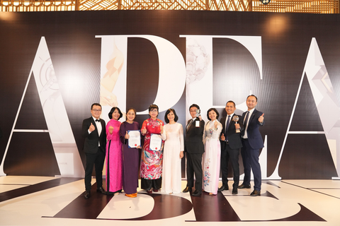 Dai-ichi Life Việt Nam đạt hai giải lớn tại Asia Pacific Enterprise Awards - Ảnh 1. Các thành viên Ban Giám đốc Dai-ichi Life Việt Nam tại lễ trao giải Asia Pacific Enterprise Awards 2023.
