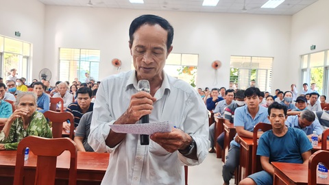 Để bãi rác xảy ra sự cố môi trường, chủ tịch tỉnh nhận lỗi với bà con - Ảnh 1. Tại buổi đối thoại, ông Huỳnh Văn Châu (xã An Hiệp, huyện Ba Tri) cho rằng bãi rác An Hiệp vẫn còn mùi hôi, ô nhiễm - Ảnh: MẬU TRƯỜNG