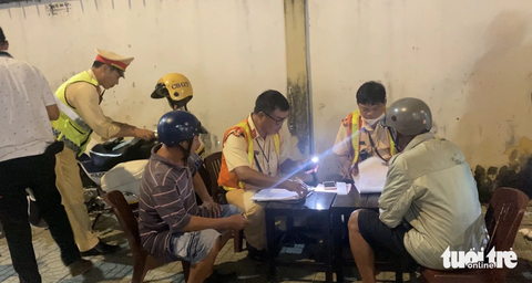 Người đàn ông rút ống xăng, cầm bật lửa, khi bị cảnh sát kiểm tra nồng độ cồn - Ảnh 3. Cảnh sát giao thông lập biên bản nhiều trường hợp lái xe vi phạm nồng độ cồn - Ảnh: HOÀI THƯƠNG