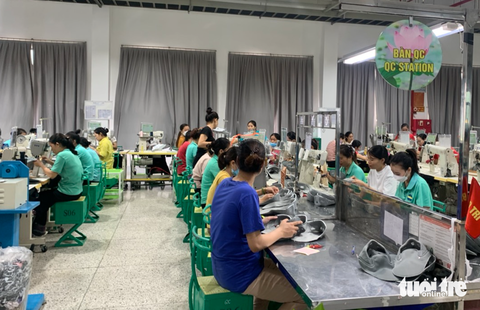 Gần 1.000 công nhân Nghệ An quay lại nhà máy làm việc - Ảnh 2. Trong sáng 6-10, gần 1.000 công nhân Công ty Viet Glory đã vào nhà máy làm việc - Ảnh: N.THẮNG