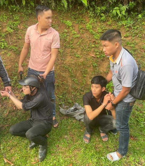 Bắn hai nữ lao công, nghi phạm khai 'vì bị nhắc nẹt pô xe' - Ảnh 1. Bắt giữ 2 nghi phạm - Ảnh: CACC