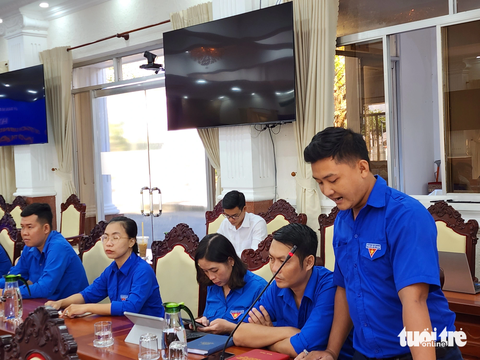 Chủ tịch tỉnh Kiên Giang đối thoại với 40 thanh niên tiêu biểu - Ảnh 2. Anh Lê Trọng Nguyễn, ngụ huyện Châu Thành, đặt câu hỏi về việc đào tạo nghề và giải quyết việc làm cho thanh niên hiện nay - Ảnh: BỬU ĐẤU