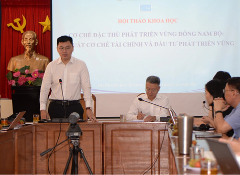 Dự án cỡ 50.000 tỉ, quỹ phát triển hạ tầng Đông Nam Bộ lấy tiền đâu? - Ảnh 1. TS Trương Minh Huy Vũ - phó viện trưởng Viện Nghiên cứu phát triển TP.HCM (đứng) - đồng chủ trì hội thảo về đề xuất cơ chế tài chính và đầu tư phát triển vùng Đông Nam Bộ - Ảnh: TIẾN LONG