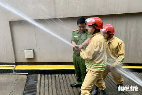 TP.HCM bắt đầu đợt tổng kiểm tra phòng cháy tại nhà trọ, chung cư mini - Ảnh 1. Lực lượng chức năng kiểm tra hệ thống phòng cháy, chữa cháy tại tầng hầm chung cư mini số 21-23 Nguyễn Thị Minh Khai (quận 1, TP.HCM) - Ảnh: PHƯƠNG NHI