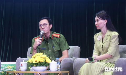 Thanh niên công an phải thích ứng cách làm việc mới, trang bị kiến thức trong chuyển đổi số - Ảnh 2. Thiếu tá Hoàng Văn Dũng - phó giám đốc Trung tâm dữ liệu về dân cư - trao đổi tại tọa đàm - Ảnh: DANH TRỌNG