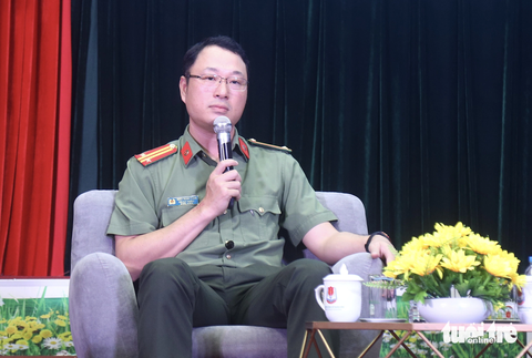Thanh niên công an phải thích ứng cách làm việc mới, trang bị kiến thức trong chuyển đổi số - Ảnh 3. Trung tá Triệu Mạnh Tùng - phó cục trưởng Cục An ninh mạng và Phòng chống tội phạm sử dụng công nghệ cao - trao đổi tại tọa đàm - Ảnh: DANH TRỌNG