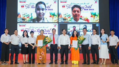 Muối hồng Bạc Liêu, kẹo dừa Bến Tre… vào cuộc thi viết Tự hào hàng Việt năm 2023 - Ảnh 1. Ban tổ chức chụp hình với các cá nhân đoạt giải - Ảnh: T.N.