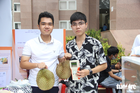Bạn Đinh Trung Đức - sinh viên sư phạm vật lý k21, trường đại học Tây Nguyên (phải) và chiếc máy kiểm tra độ chín sầu riêng - Ảnh: MINH PHƯƠNG Bạn Đinh Trung Đức, sinh viên sư phạm vật lý K21 Trường ĐH Tây Nguyên (phải), và chiếc máy kiểm tra độ chín sầu riêng - Ảnh: MINH PHƯƠNG